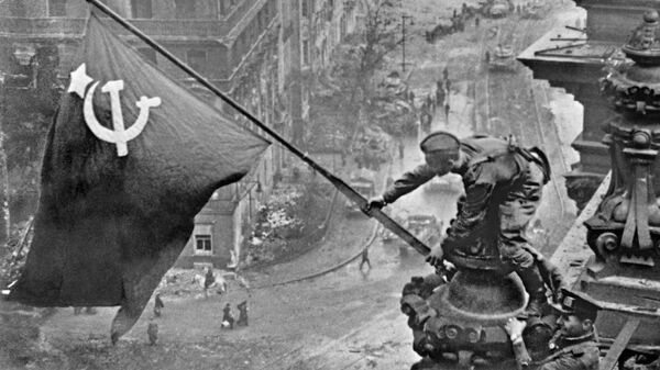 Знамя Победы над Берлином, 1945 год - Sputnik Тоҷикистон