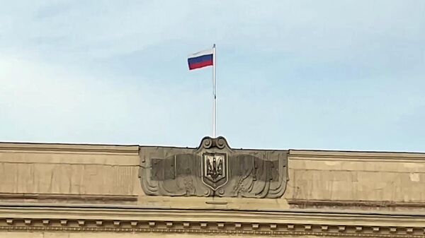 Над зданием горадминистрации Херсона водрузили  российский флаг - Sputnik Таджикистан
