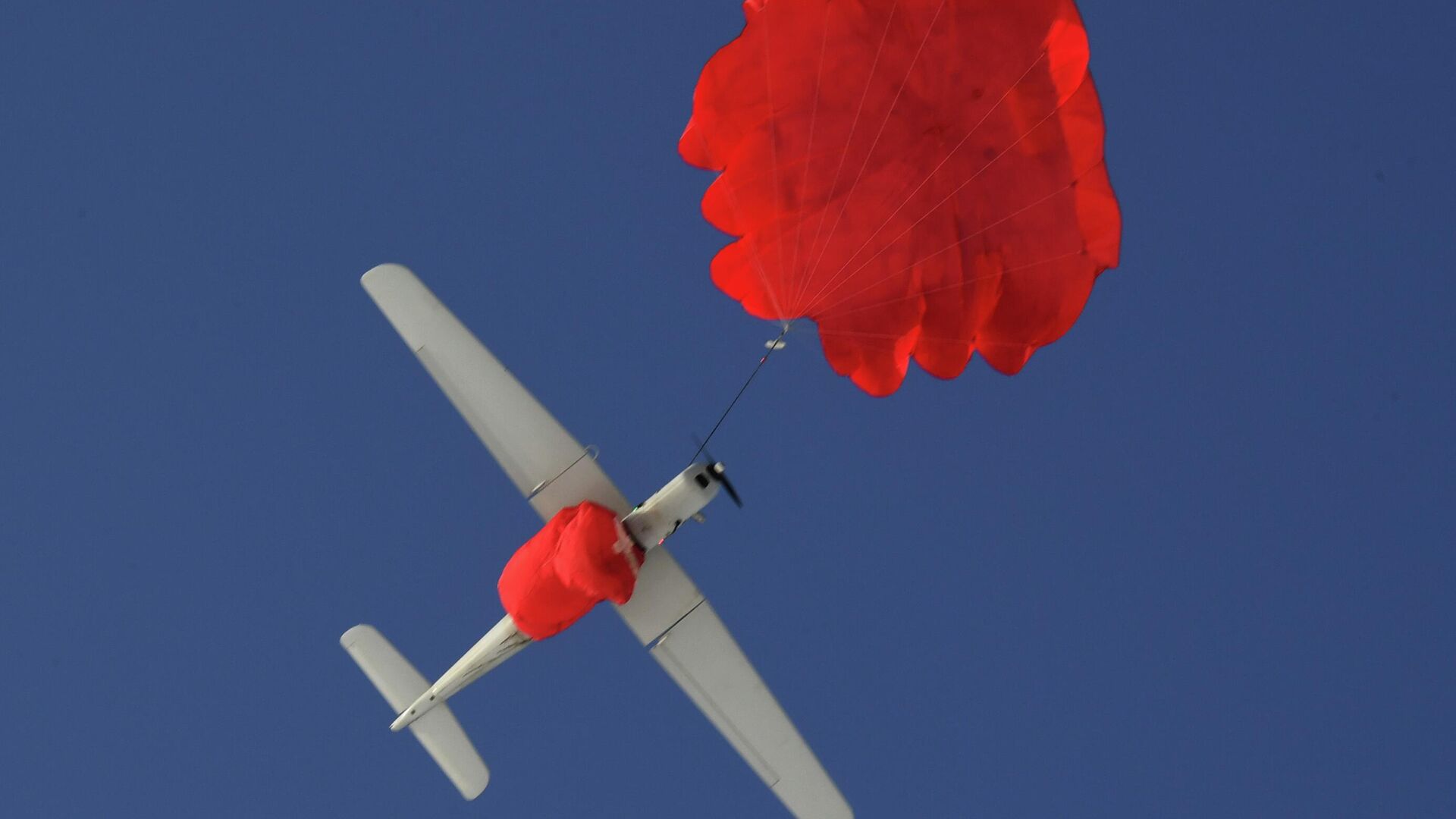Беспилотный летательный аппарат (БЛА) Орлан-10 во время приземления  - Sputnik Тоҷикистон, 1920, 11.05.2022