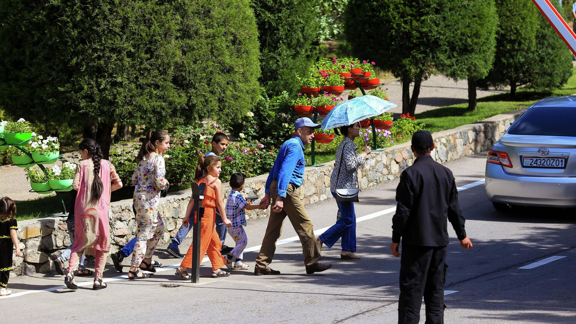 Люди гуляют в жаркую погоду в Душанбе - Sputnik Таджикистан, 1920, 02.06.2022