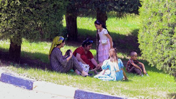 Жители Таджикистана отдыхают в тени в солнечный день - Sputnik Тоҷикистон