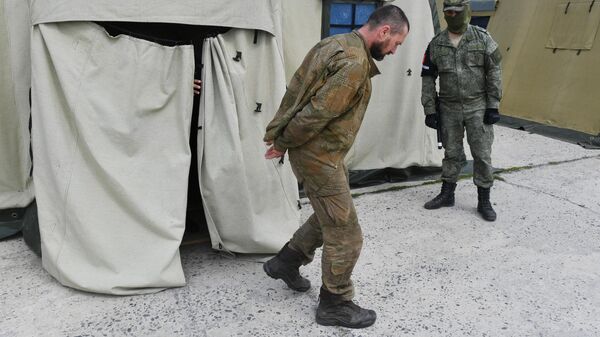 Пункт временного содержания украинских военнопленных на Харьковском направлении - Sputnik Таджикистан