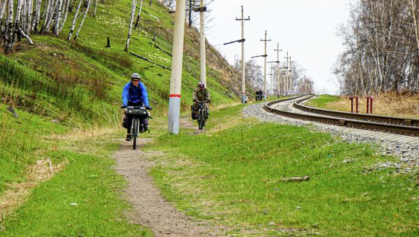Велосипедисты на участке Восточно-Сибирской железной дороги на берегу озера Байкал - Sputnik Таджикистан