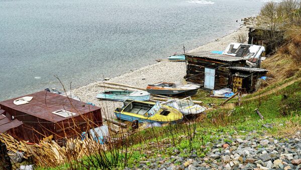 Рыбацкие постройки на пляже вблизи рабочего поселка Култук в Слюдянском районе Иркутской области. - Sputnik Таджикистан