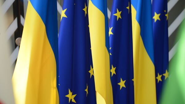 Флаги Украины и Европейского Союза - Sputnik Тоҷикистон