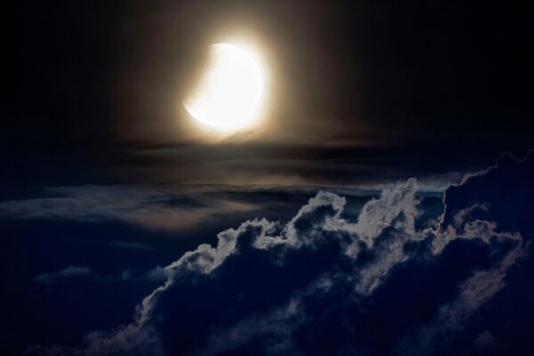 Полное лунное затмение произошло в ночь на 16 мая, однако с территории России созерцать его не удалось. - Sputnik Таджикистан