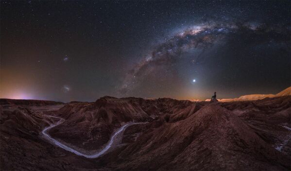 The salt road, снятый фотографом Alexis Trigo под сенью ночного неба в звездах близ крошечного чилийского городка.  - Sputnik Таджикистан