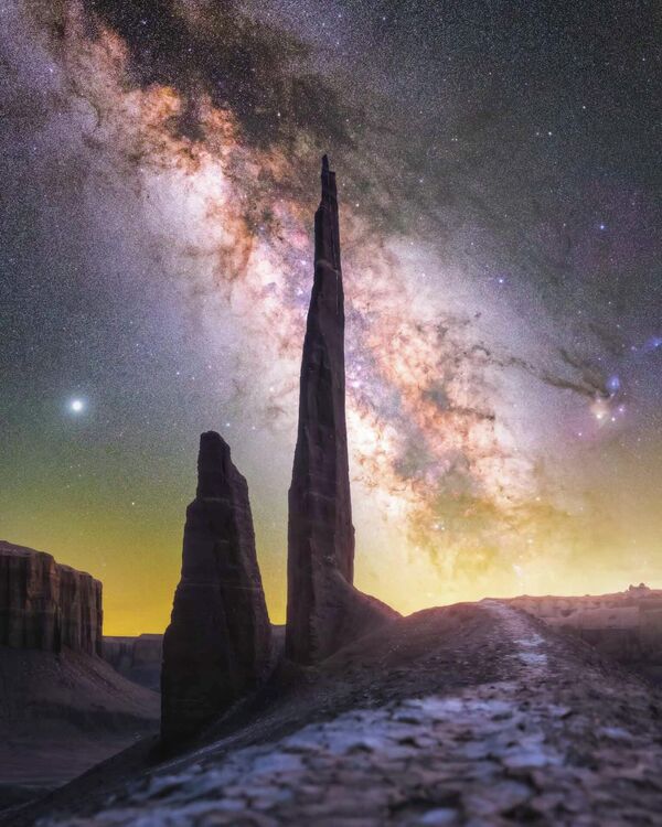 Starlit Needle от фотографа из США Spencer Welling показывает пейзажи пустынной Юты под звездами. - Sputnik Таджикистан