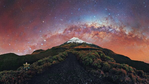 Снимок Galactic Kiwi сделан Evan McKay на горе Таранаки в Новой Зеландии прямо под аркой Млечного пути. - Sputnik Таджикистан