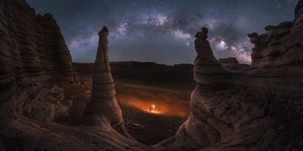 На снимке Lightning the Milky way изображена пустыня с барханами, как будто поддерживающими звездную дугу в Синьцзяне. Китайский фотограф Jinyi He. - Sputnik Таджикистан