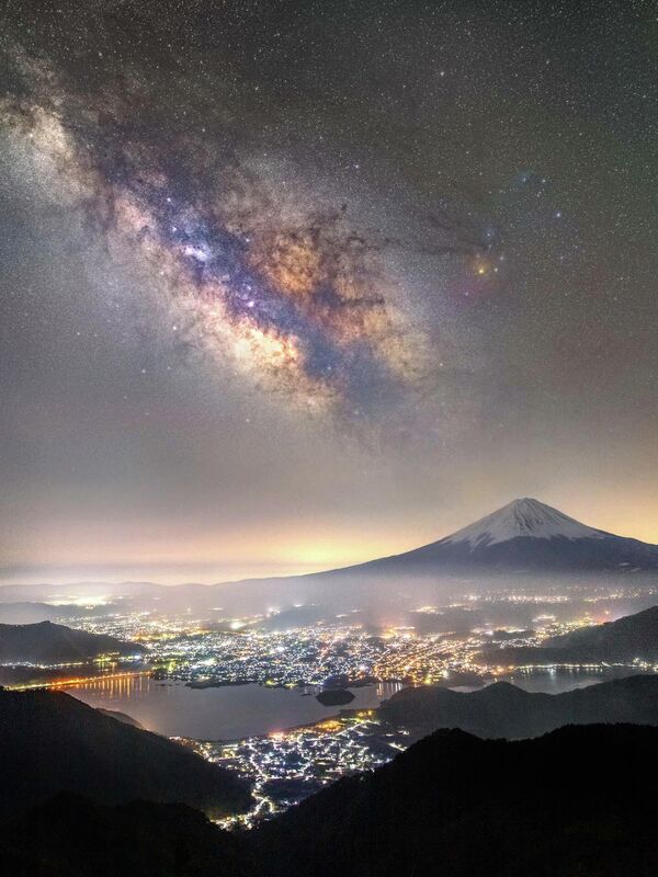 Mt. Fuji and the Milky Way over Lake Kawaguchi японского фотографа Takemochi Yuki - баланс света, неба и воды на озере. - Sputnik Таджикистан
