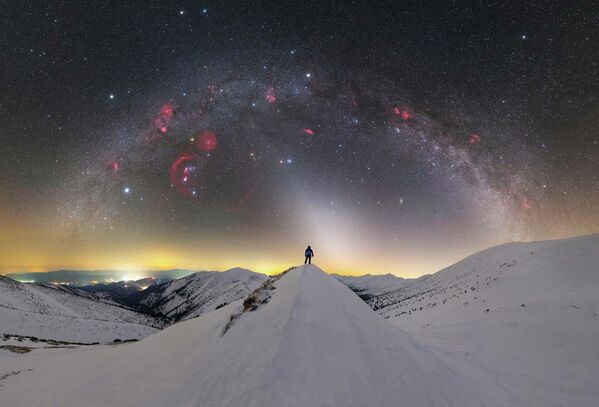 Winter sky over the mountains словацкого фотографа Tomáš Slovinský - сияющий зодиакальным светом свод  в заснеженных горах Словакии. - Sputnik Таджикистан