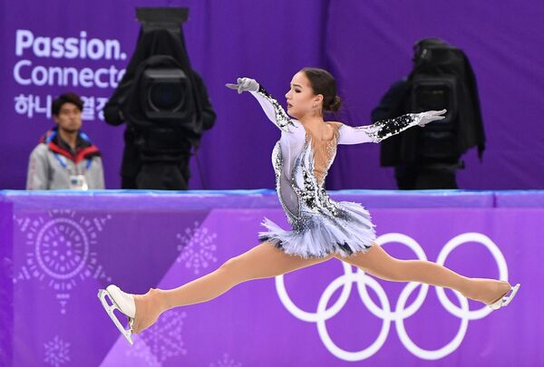 Российская фигуристка Алина Загитова выступает на соревнованиях по фигурному катанию на XXIII зимних Олимпийских играх. - Sputnik Таджикистан