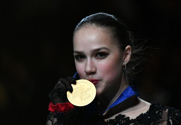 Загитова завоевала золотую медаль на чемпионате мира по фигурному катанию в Сайтаме. - Sputnik Таджикистан