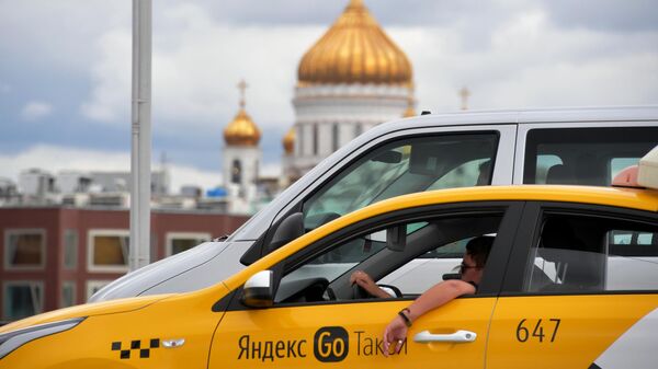 Автомобиль такси на улице Москвы.  - Sputnik Таджикистан