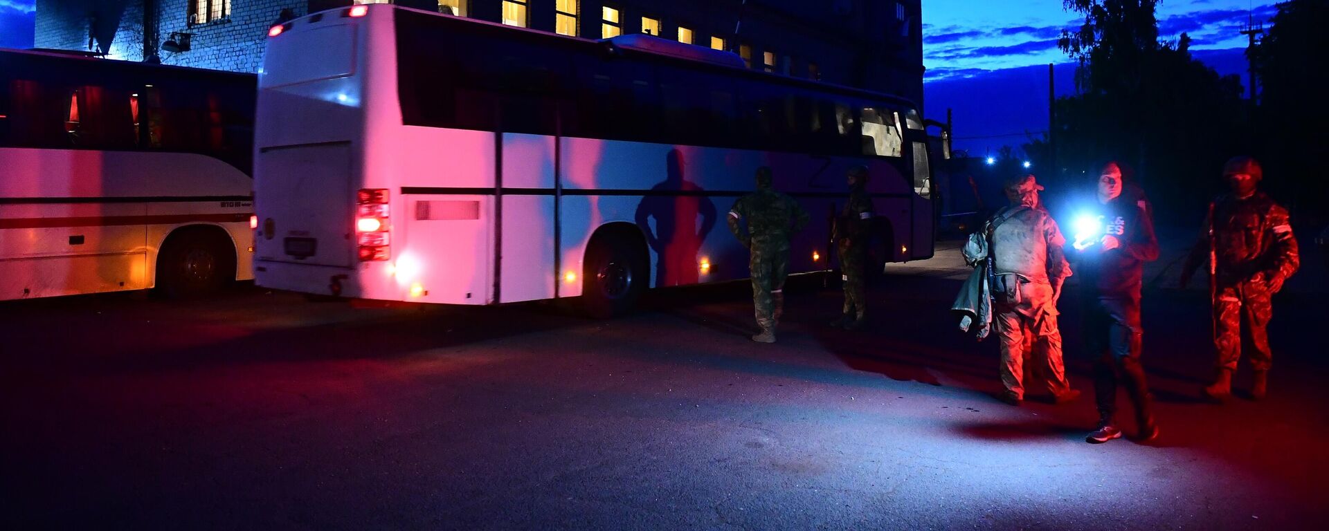 Автобусы со сдавшимися в плен украинскими военнослужащими и боевиками националистического батальона Азов у следственного изолятора в Еленовке - Sputnik Таджикистан, 1920, 07.03.2026