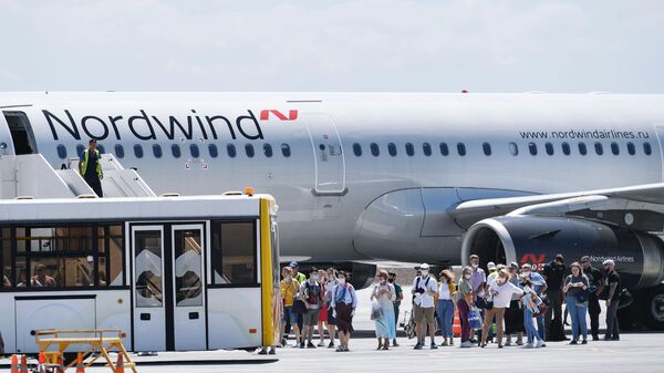 Пассажиры, прилетевшие самолетом авиакомпании Nordwind Airlines - Sputnik Таджикистан