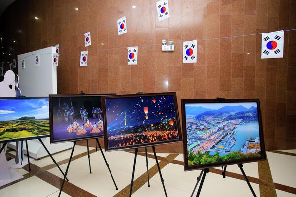 На экспозиции были представлены работы художников и ремесленников из разных стран.  - Sputnik Таджикистан