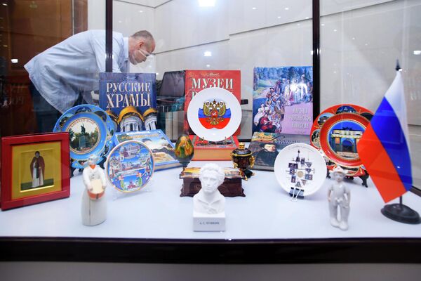 Кроме того, была представлена государственная российская атрибутика, исторические книги и сувениры с главными достопримечательностями.  - Sputnik Таджикистан