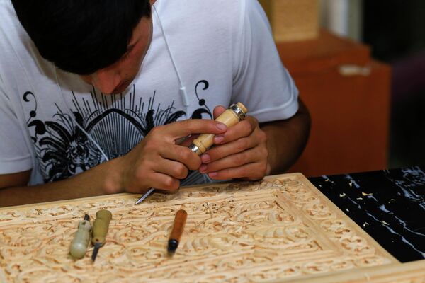 Посетители смогли увидеть работу таджикских мастеров резьбы по дереву в реальности.  - Sputnik Таджикистан