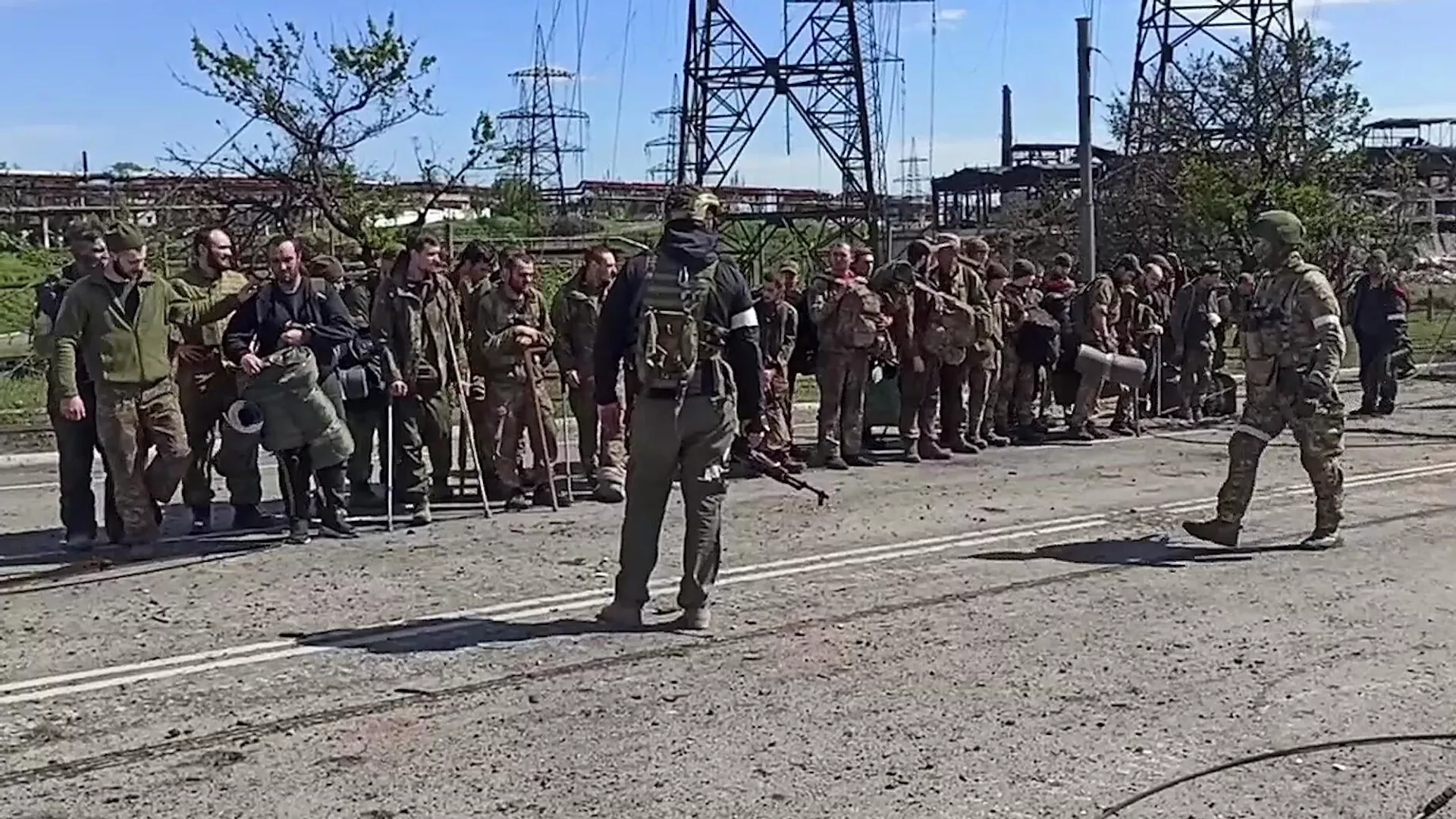 Сдача в плен украинских боевиков с территории Азовстали