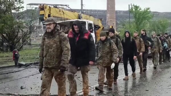 Продолжается выход пленных украинских боевиков с Азовстали - Sputnik Таджикистан