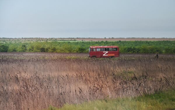 Автобус с буквой Z на дороге в Херсонской области. - Sputnik Таджикистан