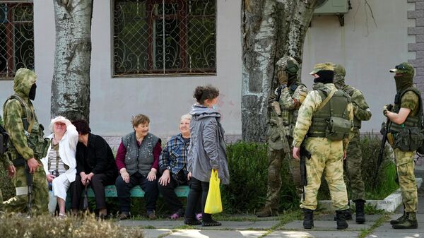 Пожилые жители Херсона разговаривают с российскими военными - Sputnik Тоҷикистон