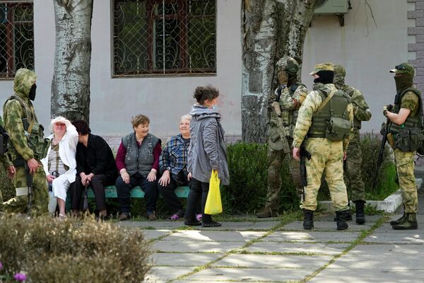 Пожилые жители Херсона разговаривают с российскими военными. - Sputnik Таджикистан