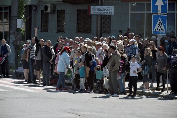 Прохожие на уличном переходе в украинском городе Херсон. - Sputnik Таджикистан