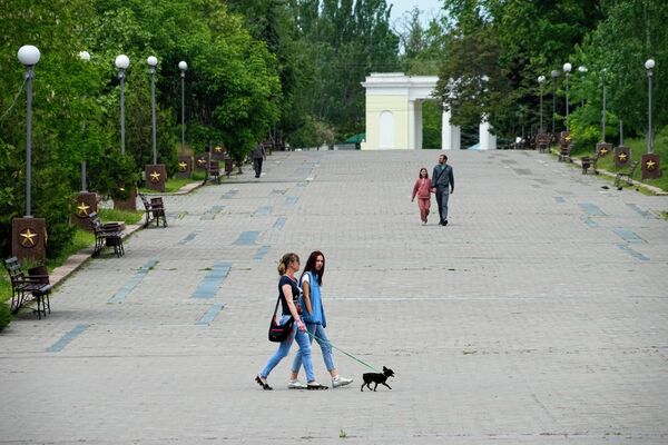 Местные жители на аллее Славы в центре Херсона. - Sputnik Таджикистан