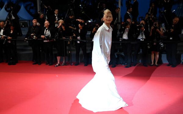 Британская актриса Тильда Суинтон выбрала для одного из дефиле белое и воздушное платье-рубашку. - Sputnik Таджикистан