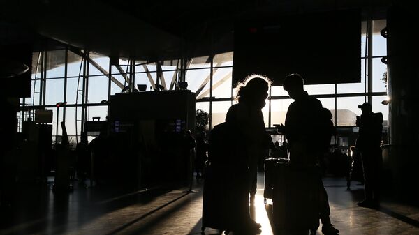 Пассажиры в международном аэропорту Борисполь в Киеве, архивное фото - Sputnik Таджикистан