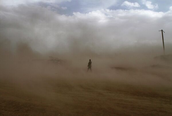 Афганец идет во время пыльной бури в Кабуле, Афганистан. - Sputnik Таджикистан