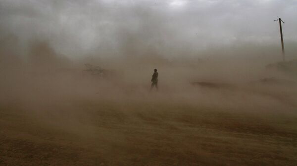 Афганец идет во время песчаной бури в Кабуле, Афганистан, 2010 год - Sputnik Таджикистан