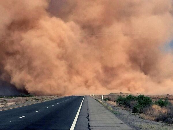 Пыльная буря на дороге недалеко от Сан-Саймона, штат Аризона (США). - Sputnik Таджикистан