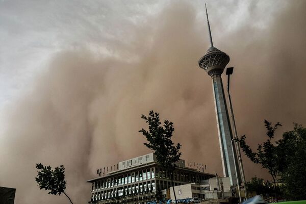 Песчаная буря накрыла иранскую столицу Тегеран. - Sputnik Таджикистан