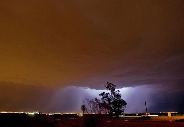 Молния рассекает песчаную бурю в городе Гилберт, штат Аризона. - Sputnik Таджикистан