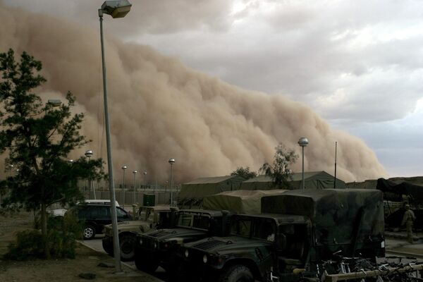 Песчаная буря захватывает Аль-Асадом, Ирак. - Sputnik Таджикистан