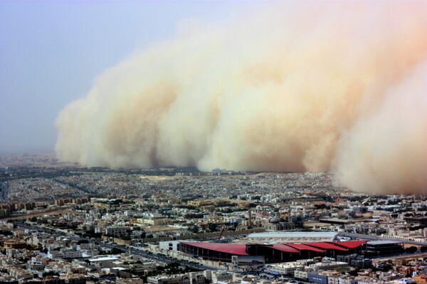 Огромная песчаная буря накрыла столицу Саудовской Аравии Эр-Рияд - Sputnik Таджикистан