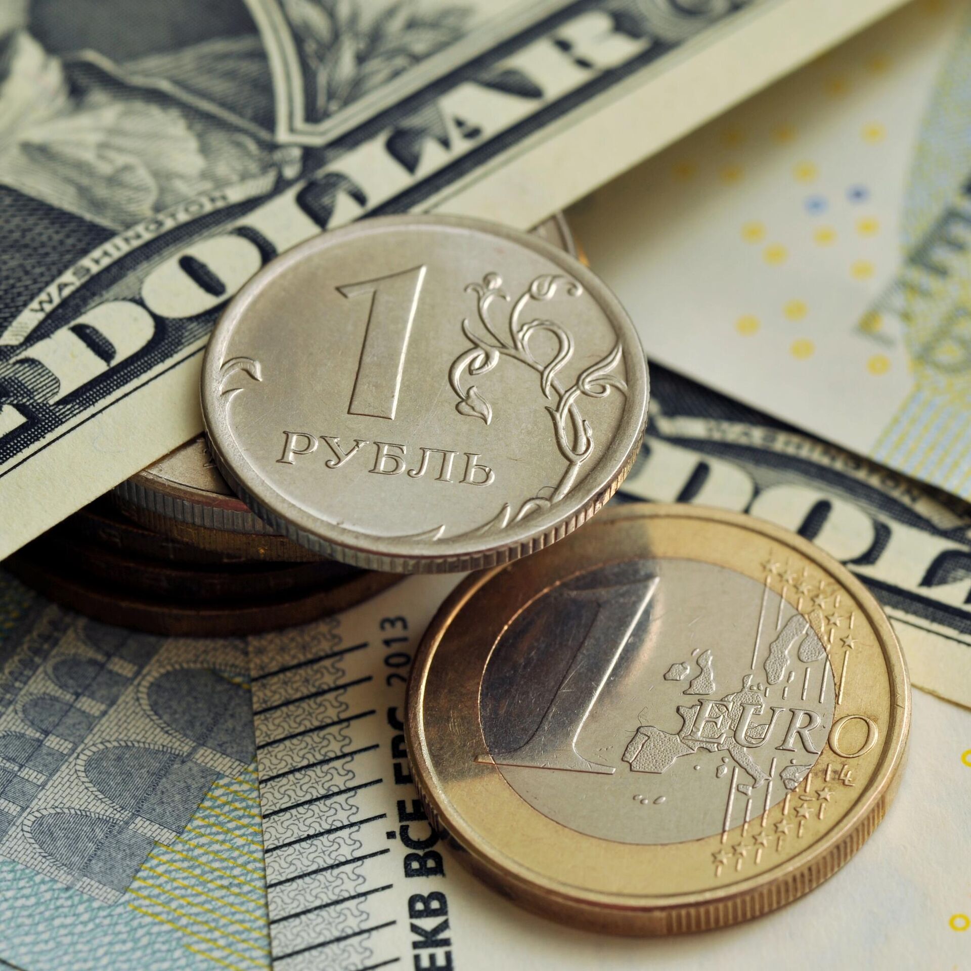 Доллар рубль август. Евро в рубли. Доллар евро рубль. Валюта доллар евро. Доллары и евро картинки.