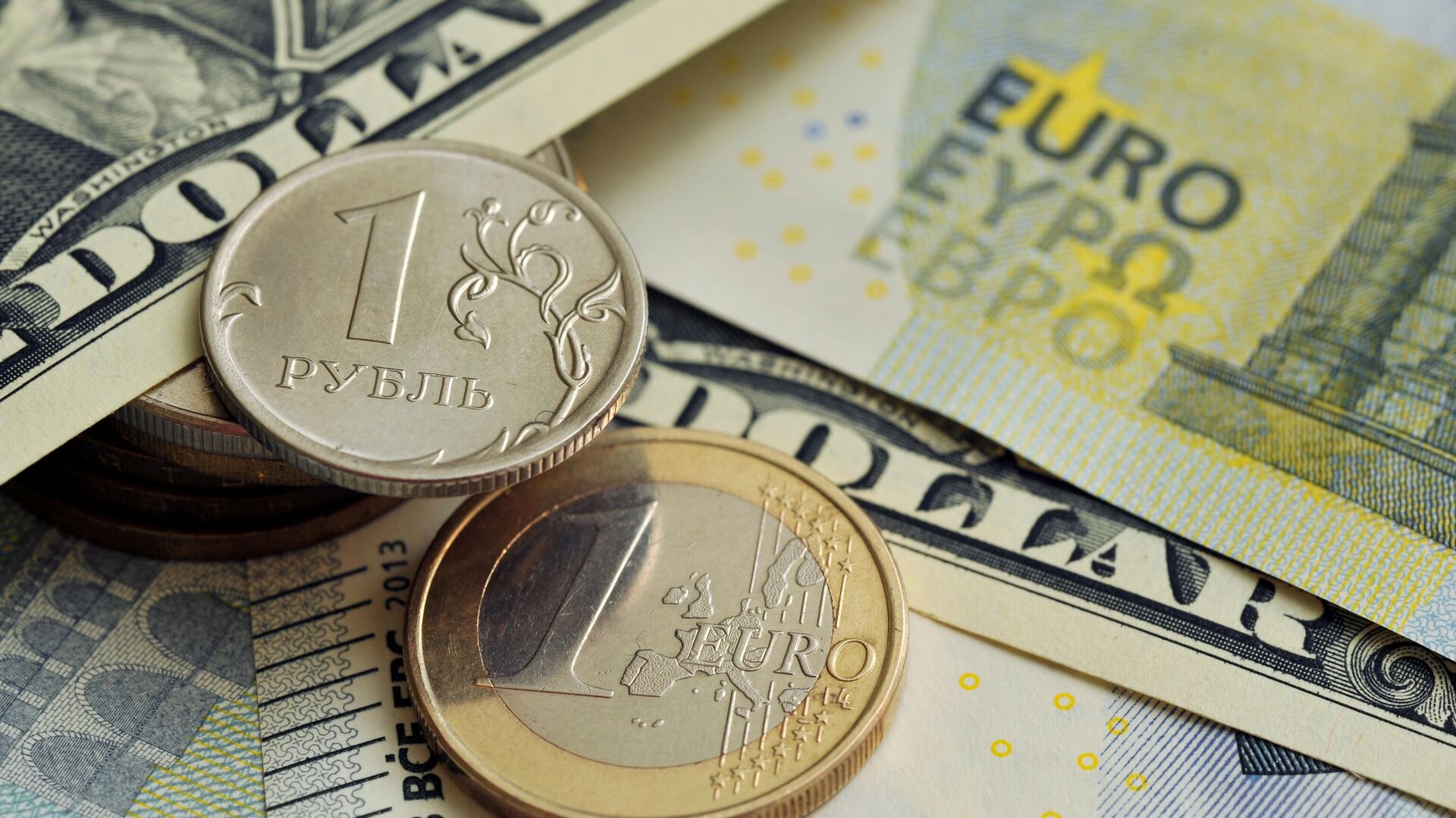 Монеты номиналом 1 рубль и 1 евро на фоне банкнот номиналом 1 доллар США и 5 евро. - Sputnik Таджикистан, 1920, 09.01.2023
