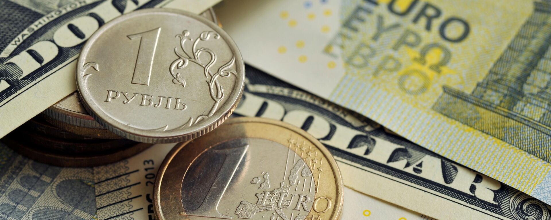 Монеты номиналом 1 рубль и 1 евро на фоне банкнот номиналом 1 доллар США и 5 евро. - Sputnik Таджикистан, 1920, 08.01.2024