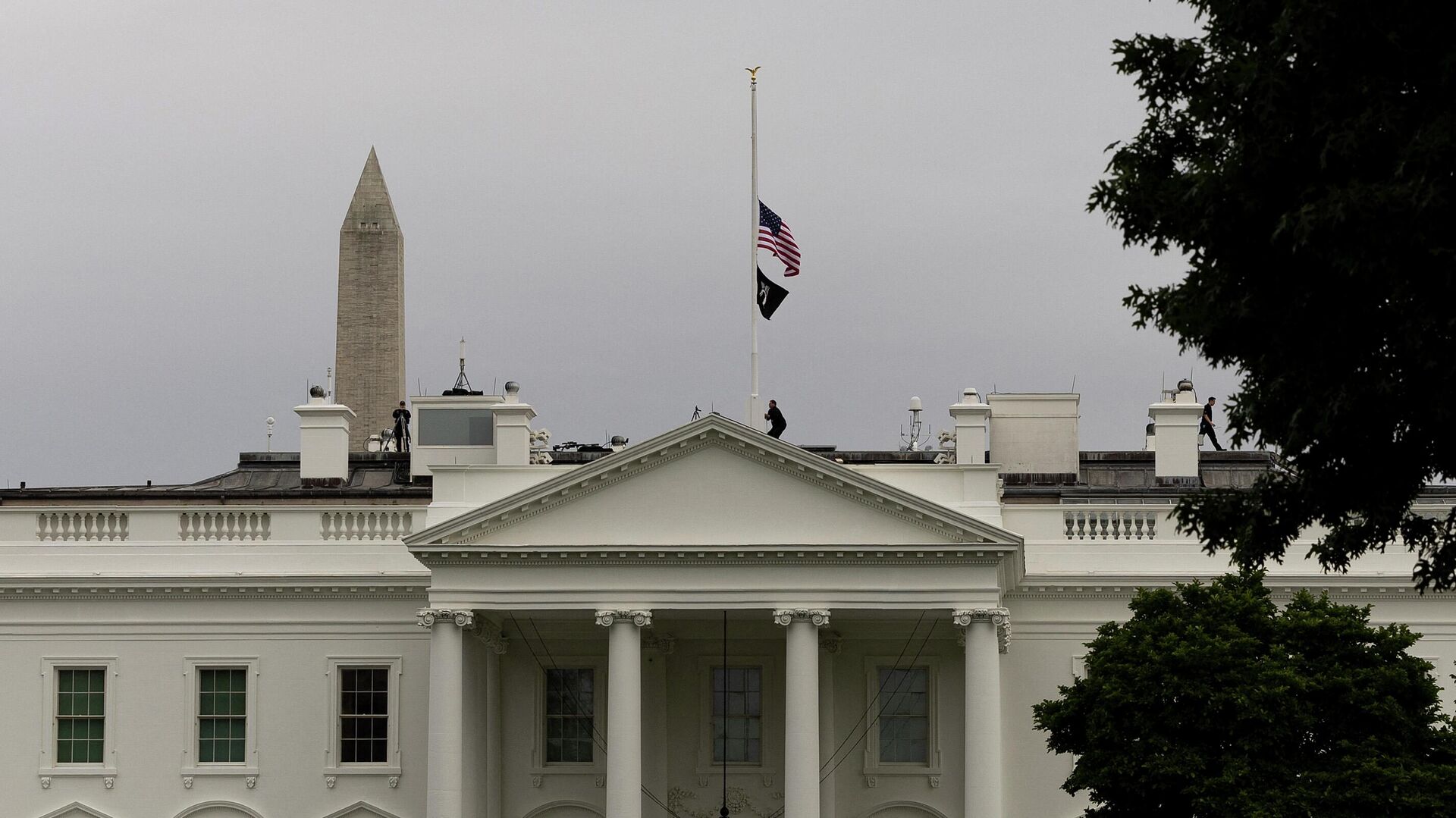 Спущенный флаг на Белом доме в Вашингтоне  - Sputnik Тоҷикистон, 1920, 03.10.2023
