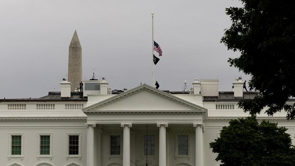 Спущенный флаг на Белом доме в Вашингтоне  - Sputnik Тоҷикистон