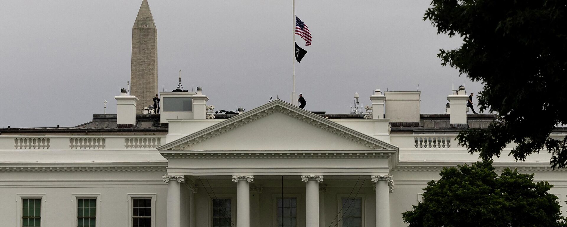 Спущенный флаг на Белом доме в Вашингтоне  - Sputnik Тоҷикистон, 1920, 12.10.2023