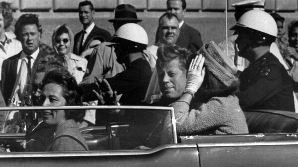 Президент Джон Ф. Кеннеди едет в кортеже примерно за минуту до того, как его застрелили в Далласе - Sputnik Таджикистан