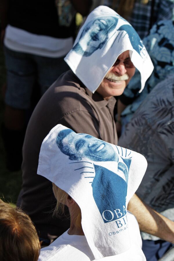 Сторонники уже бывшего президента США Барака Обамы накидывают на головы полотенца с его портретом, чтобы защититься от солнца. - Sputnik Таджикистан
