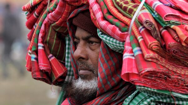Индийский продавец полотенец ручной работы местного производства в Калькутте - Sputnik Таджикистан