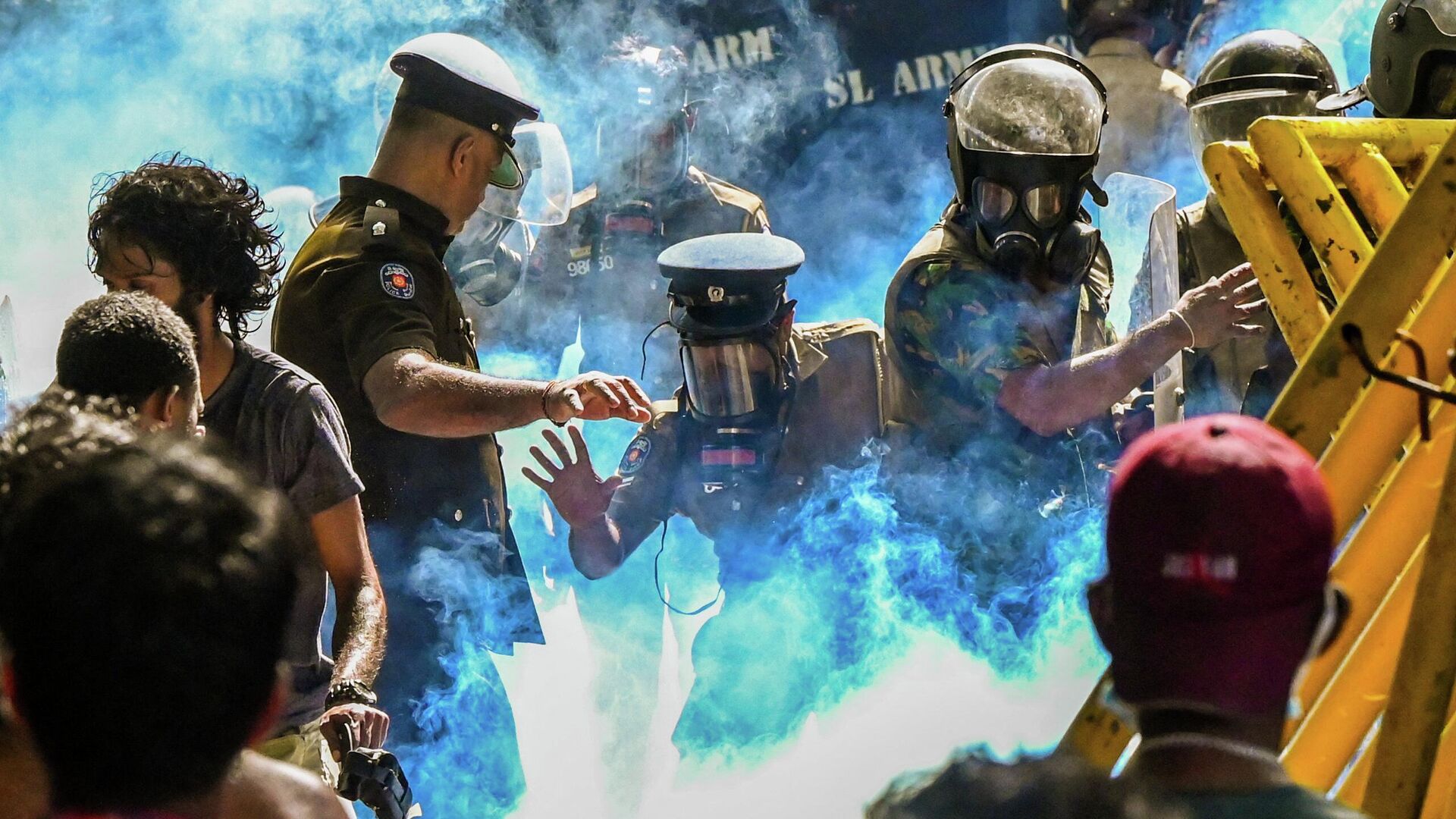 Полиция применяет слезоточивый газ для разгона демонстрации студентов в Коломбо  - Sputnik Таджикистан, 1920, 04.07.2022